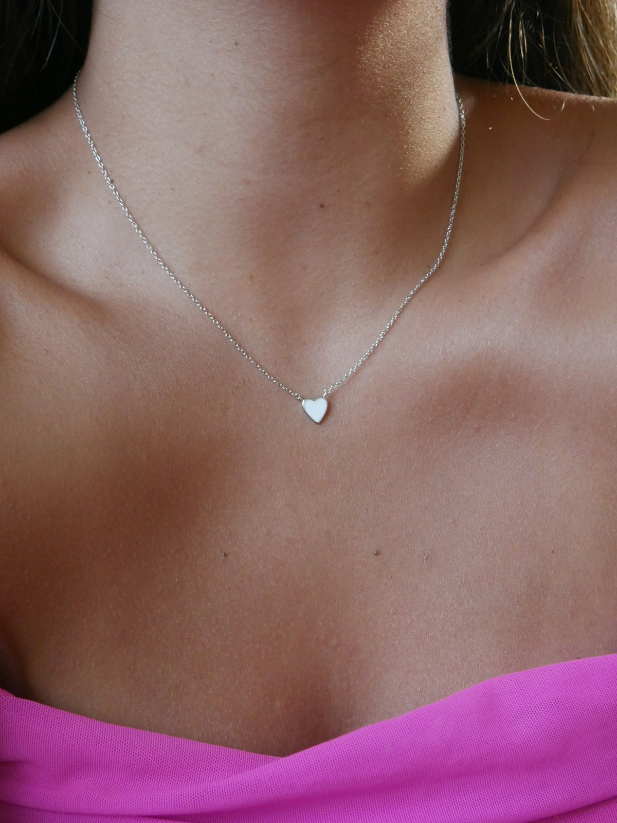 عقد قلب MiniLux – Gold plated enamel design ينبض بالأناقة والرومانسية في كل مدينة عربية