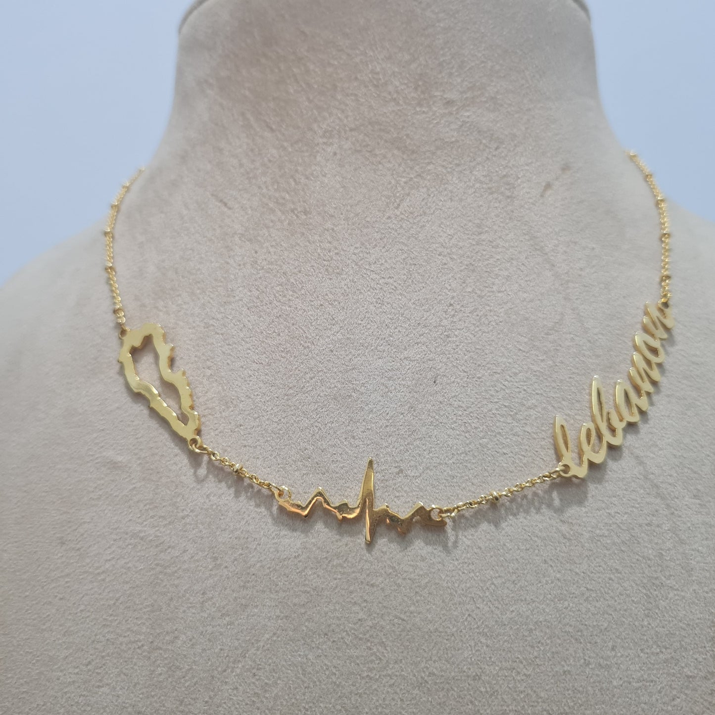 Alt Text: Elegant 18k gold necklace with Lebanon cedar tree design – عقد أنيق من الذهب مرصع برمز شجرة الأرز اللبناني