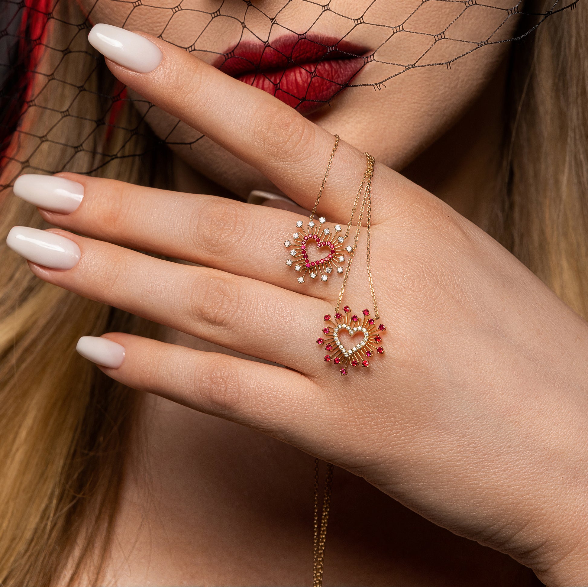 Real gold necklace shaped like a heart – عقد ياقوت وألماس يلمع كأشعة الشمس