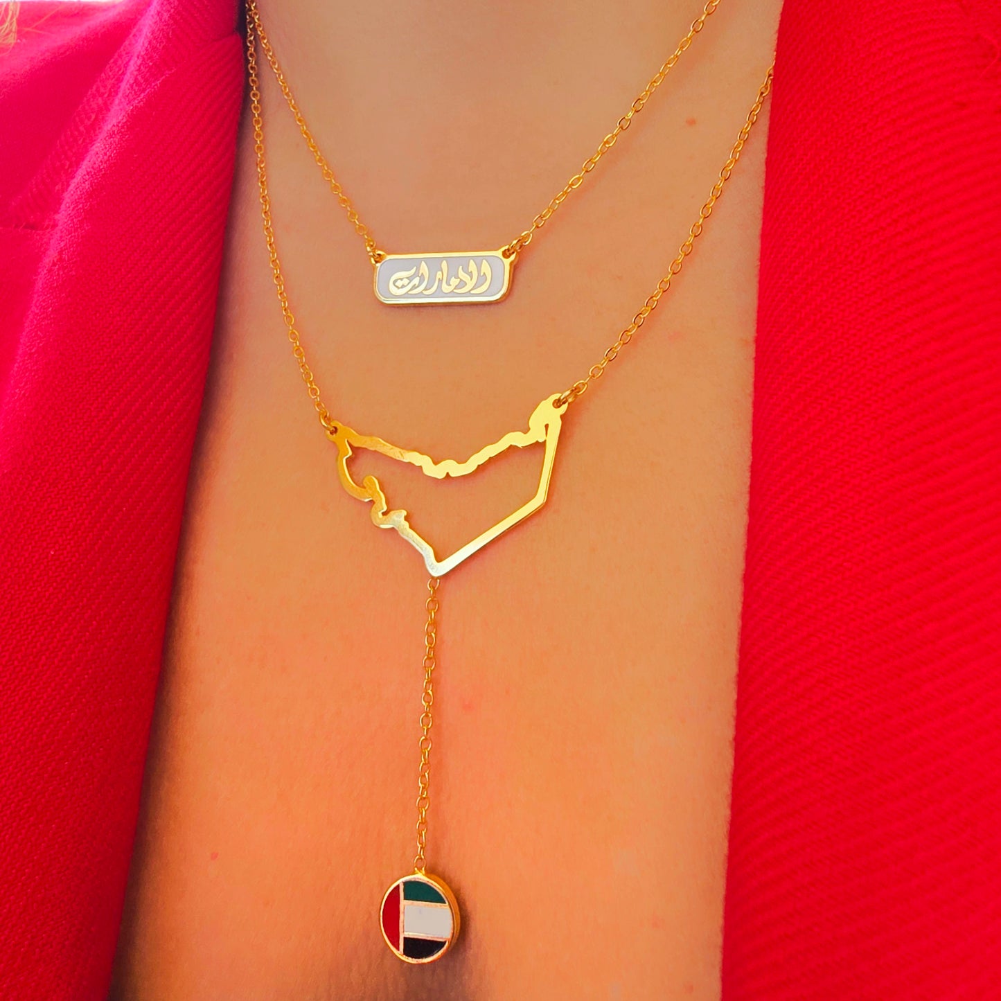 Gold plated UAE enamel necklace – تصميم يرمز للفخر العربي من أبوظبي إلى الشارقة.
عقد أنيق يحمل ألوان الإمارات وقوة الهوية.

