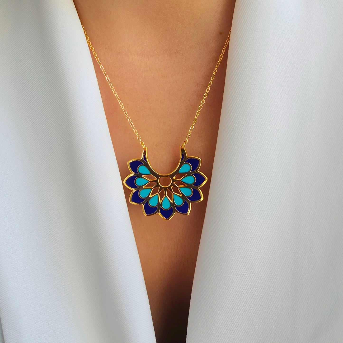 Summer 2025 gold 18k Mandala flower necklace with customizable enamel color – عقد صيفي أنيق ماندالا ذهب


