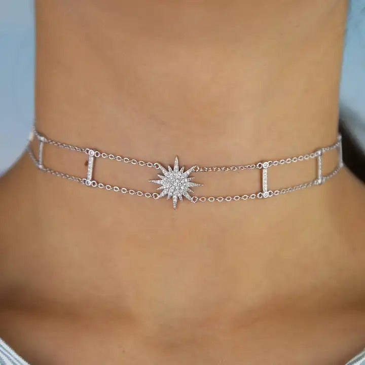 "MiniLux Big Star Choker من الذهب عيار 18 – عقد يخطف الأنظار بتصميم نجمة مشرقة مستوحاة من ليالي دبي"

