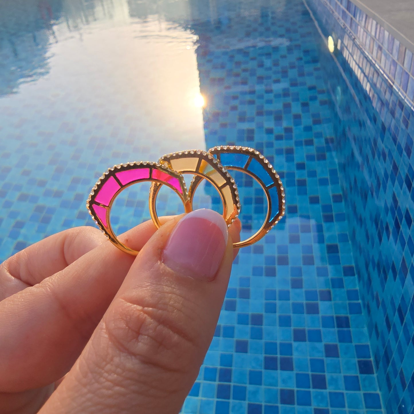 Handmade colorful zirconia gold ring summer jewelry trend for women in UAE by Miniz  خاتم زركونيا ذهبي ملوّن يدوي من صيحات مجوهرات صيف 2026 للنساء في الإمارات